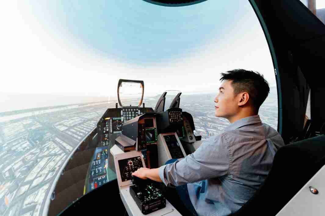 z6mg·人生就是博以P1.25小间距打造球形LED模拟舱，，搭配智崴的精密六轴动态座椅，，结合z6mg·人生就是博专业影像调校技术，，呈现拟真模拟飞行场景