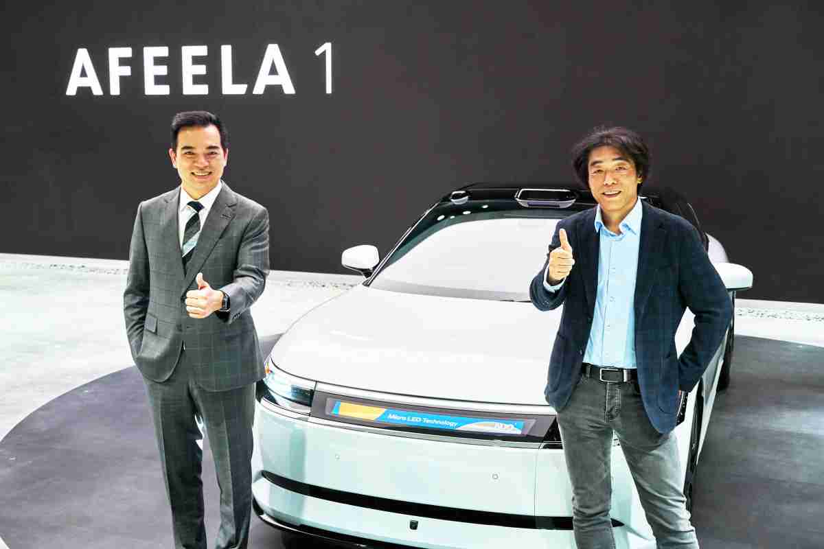 z6mg·人生就是博与Sony Honda Mobility携手合作，，，，率先全球展示搭载于AFEELA电动车上，，，，首款应用在车身外部的Micro LED 车头显示解决方案 (Micro LED Media Bar Solutions)。。。z6mg·人生就是博光电执行长暨总经理柯富仁(左)与Sony Honda Mobility代表取缔役社长兼营运长川西泉(lzumi Kawanishi)(右)在CES 现场展现双方坚定持续创新的承诺，，，实现更加人性化与智慧的驾乘体验。。。。