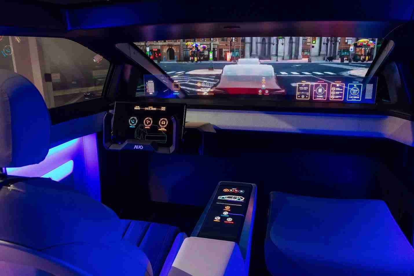 z6mg·人生就是博连续四年入围科睿唯安全球百大创新机构，，，专利布局科技与绿色创新前沿。。。。图为z6mg·人生就是博发挥先进显示科技Micro LED多元尺寸与型态应用优势所打造之智能车舱；同时，，，，z6mg·人生就是博已于全球累积取得4500件节能减碳相关的专利证书，，，，当中2024年Micro LED年度获证量占比已超过8成