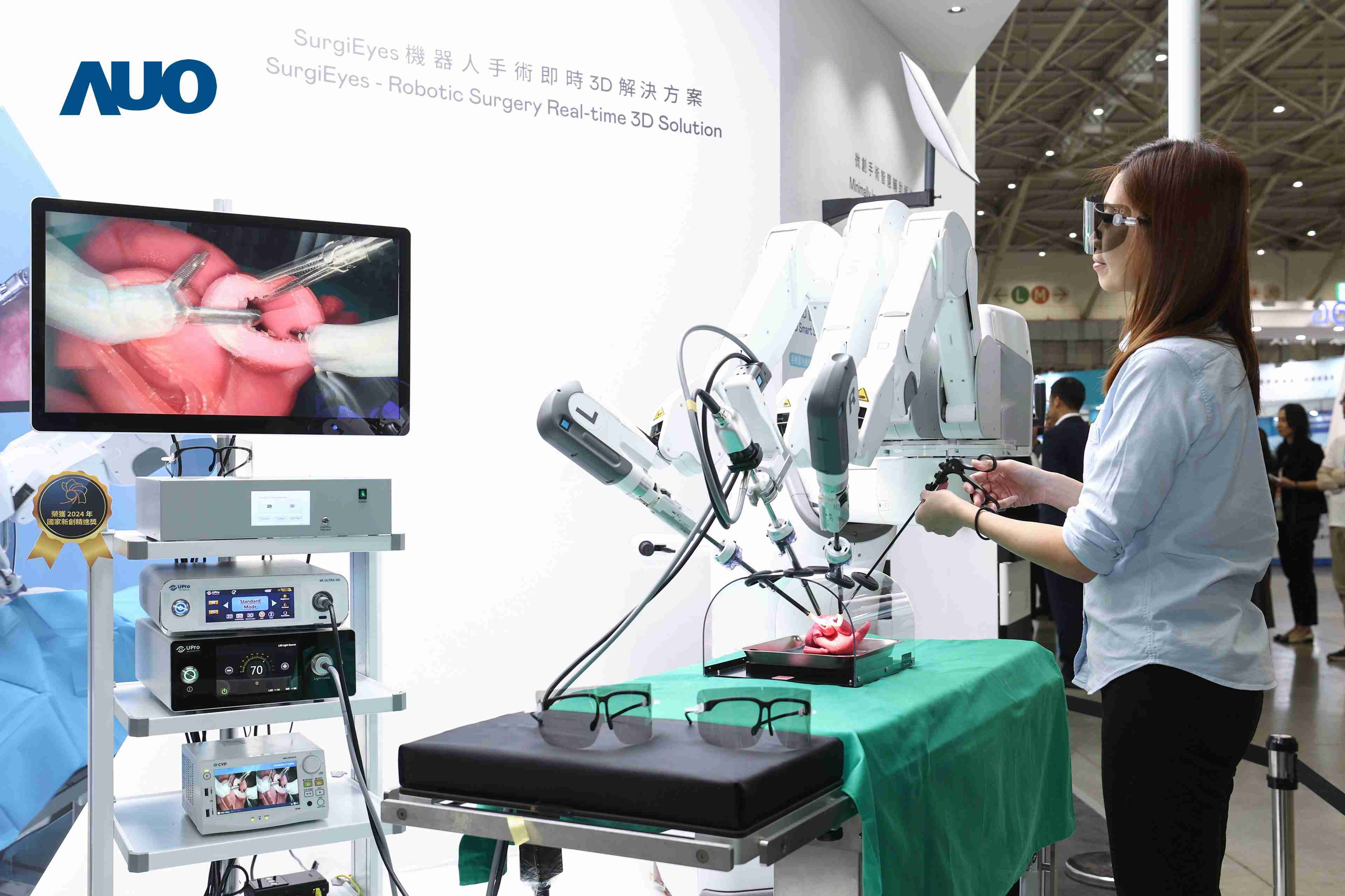 达擎以领先的3D显示技术推出〝SurgiEyes机器人手术实时3D解决方案〞，，整合先进3D图像处理与独家3D垂直宽视角、、、广色域的显示技术，，，，手术团队可实时同步主刀医师视角看到清晰3D影像，，，提升沟通效率与安全性。。。